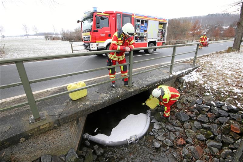 Umweltdelikt in Wassergraben in Alt Wallmoden Direkt am Ortsausgang von Alt Wallmoden errichtet die Feuerwehr eine Sperre auf dem Gewässer und bringt Ölbindemittel aus. Foto: Gereke