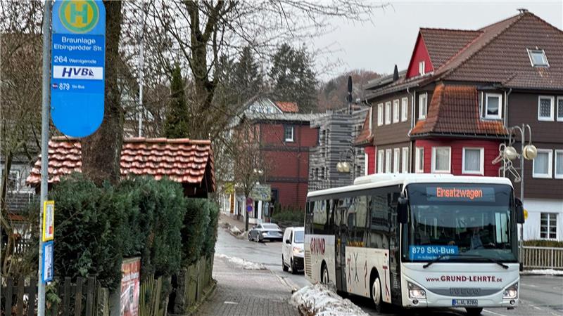 So komme ich am kostengünstigsten ins Skigebiet am Wurmberg Das Foto zeigt einen Bus, wie er auf eine Haltestelle zufährt.