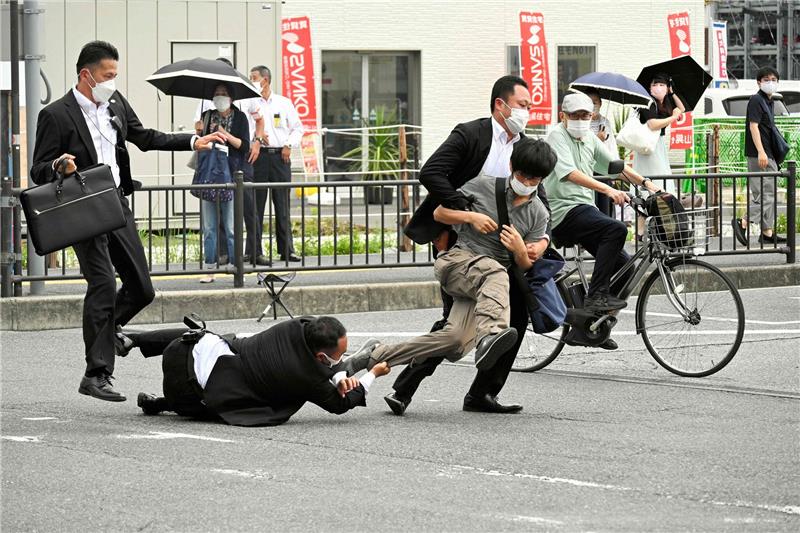 Warum musste Shinzo Abe sterben? Direkt am Tatort festgenommen wurde ein 41-jähriger Japaner. Foto: afp