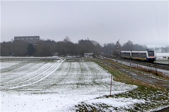 Direkt an der Eisenbahnstrecke Goslar-Hildesheim soll eine weitere Photovoltaik-Freiflächenanlage entstehen. Sie würde ans Gelände der ehemaligen Grube Ida angrenzen. Im Hintergrund sind schemenhaft die Umrisse der einstigen Erzaufbereitung der Grube zu sehen. Foto: Gereke