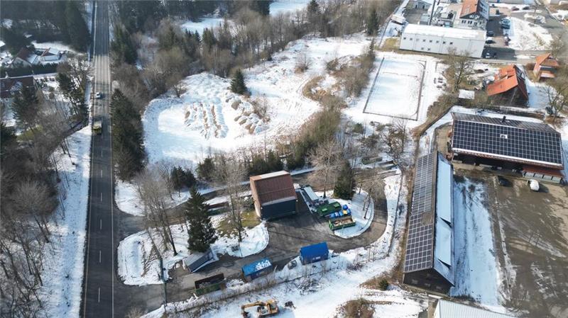 Clausthal-Zellerfeld soll eine neue Rettungswache bekommen Direkt an der Kreisstraße liegt die Müllumschlagstation. Die Stadt will die beiden Freiflächen daneben kaufen, damit der Landkreis dort eine neue Rettungswache bauen und seine Abfallentsorgungsanlage erweitern kann.