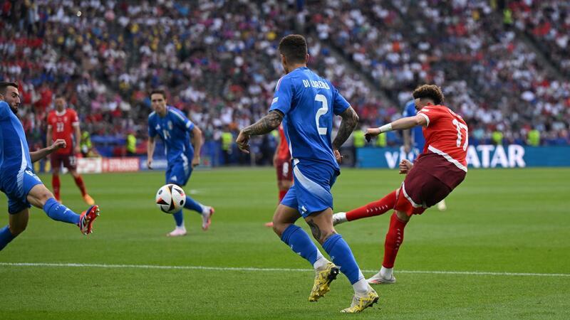 Debakel für Titelverteidiger Italien: Aus gegen die Schweiz Direkt nach dem Seitenwechsel erhöhte Ruben Vargas mit einem Traumtor auf 2:0.
