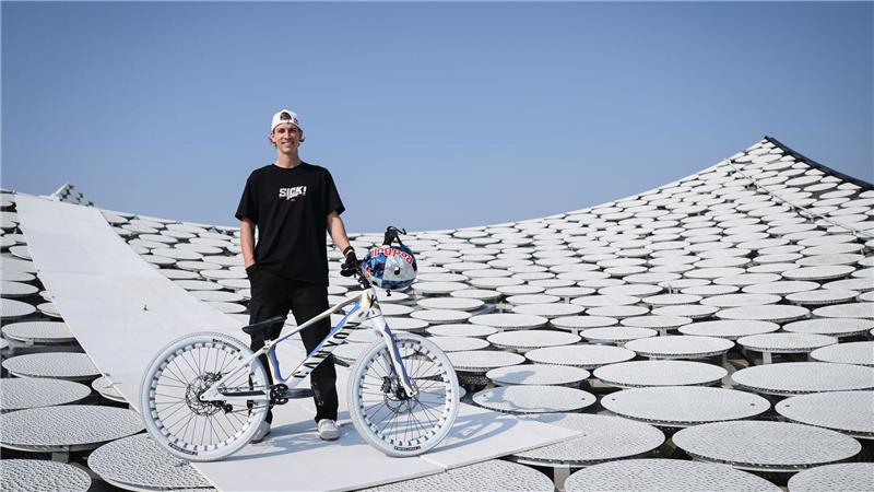 Mountainbiker Wibmer macht Rückwärtssalto auf der „Elphi“ Direkt neben der Rampe geht es 100 Meter in die Tiefe.