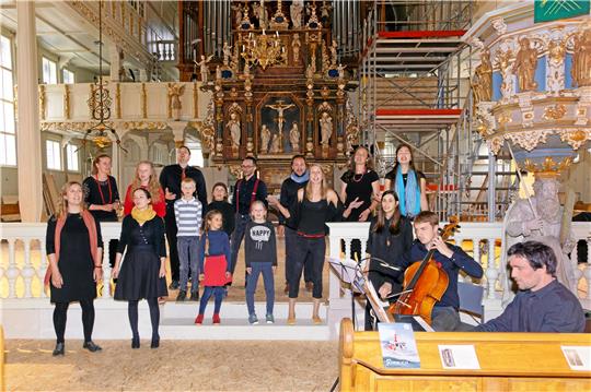 Direkt vor dem Publikum treten die Akteure des Ensembles ton.affin aus Leipzig in der Marktkirche auf.  Fotos: Hörseljau