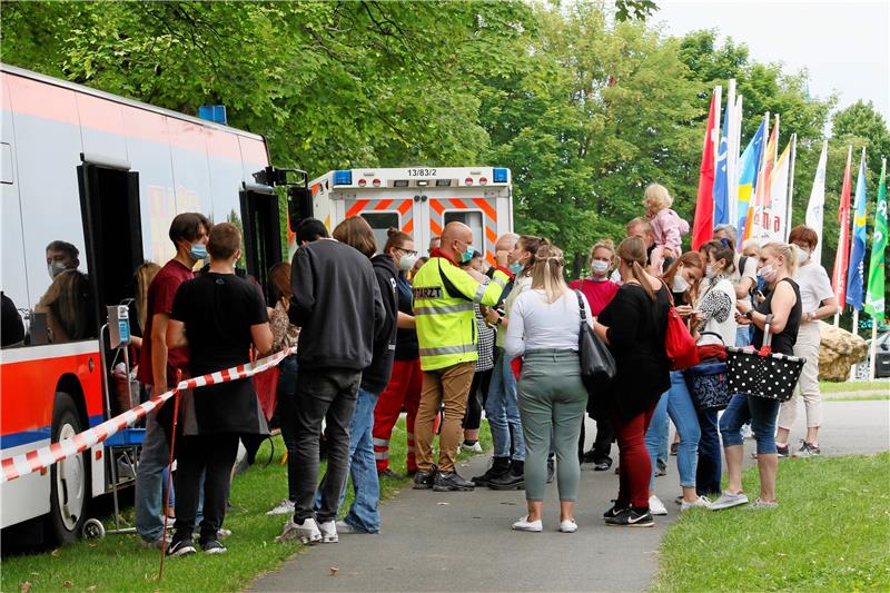 Direkt vor der Bahn haben sich rund 400 Menschen testen lassen. Das sorgt am Anfang für leichte Wartezeiten.
