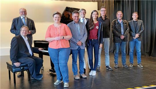 Direktor Hans-Peter Dreß und Pianist Professor Rudolf Meister freuen sich mit dem neuen Vorstand der Ehemaligen Ratsgymnasiasten Christina Brandes, Axel Siebe, Dr. Donald Giesecke, Felicia Brunke, Dr. Wolfgang Naumann, Axel Blume und Kai-Bodo Prange (v. li.). Foto: Privat