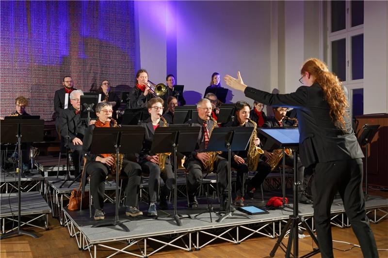 Doppelkonzert stellt „Klima und Wasser“ in den Mittelpunkt Dirigent Dominic Eggers stellt zu Beginn des Konzerts der Big Band der TU Clausthal das Wasser in den Mittelpunkt, das seit Jahrhunderten für die Menschen im Harz von großer Bedeutung ist. Foto: Hörseljau