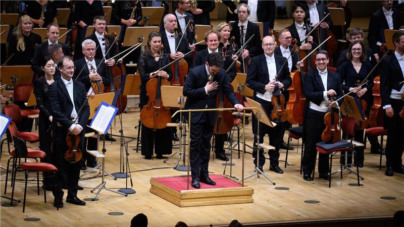 Nach Absage in Belgien: Dirigent Shani in Berlin gefeiert Dirigent Lahav Shani und die Münchner Philharmoniker werden in Berlin gefeiert.