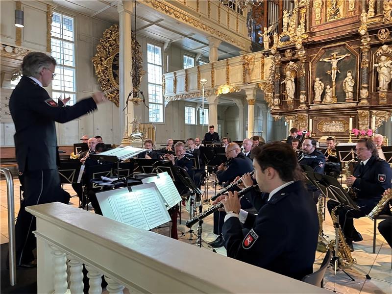 Dirigent Thomas Boger darf sich nach dem Auftritt in der Marktkirche mit seinem Orchester über Patenschaften für Pfeifen der Goll-Orgel freuen. Foto: Eggers