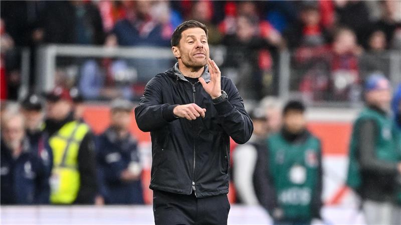 Dirigierte immer wieder vom Spielfeldrand aus: Bayer-Coach Xabi Alonso.