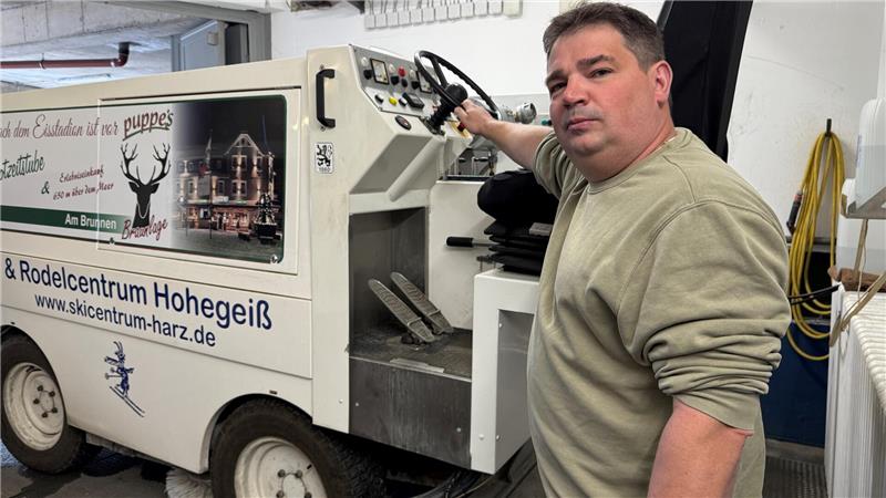 Dirk Becker, der Geschäftsführer der Braunlage-Tourismus-Gesellschaft, zeigt die mehr als 20 Jahre alte Eismaschine, die erneuert werden müsse.