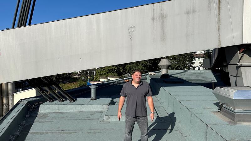 Tourismus-Gesellschaft saniert Dach der Eisstadion-Gaststätte Dirk Becker ist zufrieden mit dem Ergebnis. Für 150.000 Euro hat die Braunlage-Tourismus-Gesellschaft das Dach der Stadiongaststätte saniert.