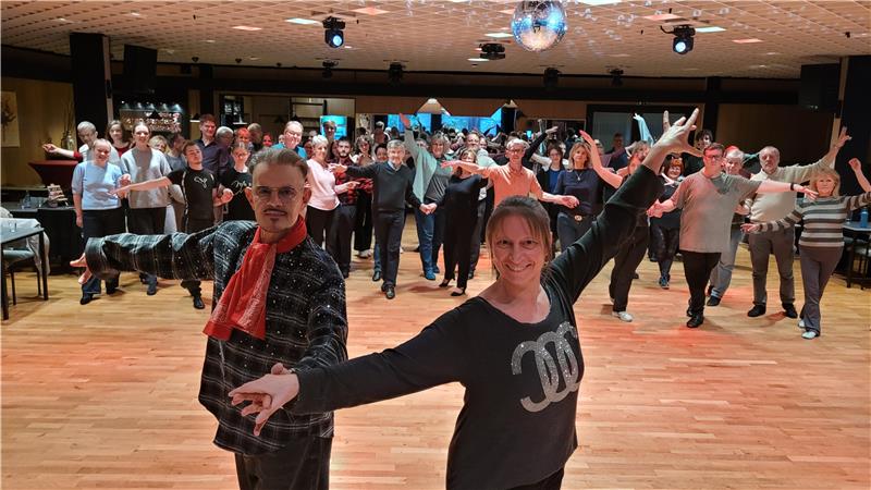 Dirk Heidemann und Karen Sander mit den rund 60 Tänzerinnen und Tänzern.