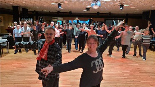 Dirk Heidemann und Karen Sander mit den rund 60 Tänzerinnen und Tänzern.