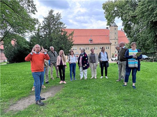 Dirk Junicke (l.) zeigt dem Planungsausschuss und den Vertretern des Bauamtes, wo im Schlosspark wieder Sichtachsen geschaffen werden könnten. Beispielsweise vom Schloss in Richtung Kirche. Foto: Schlegel