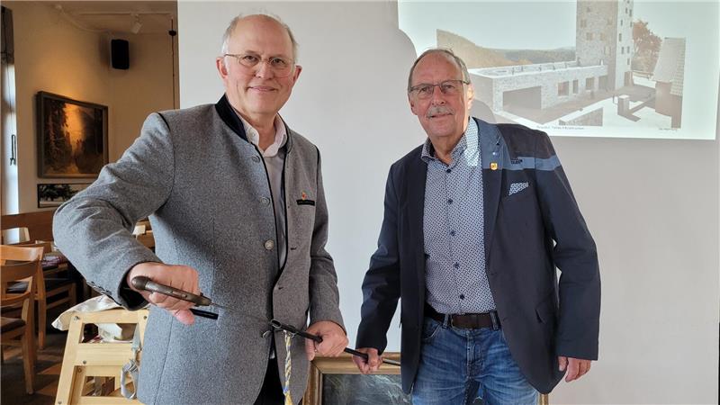 Dirk Junicke (links) und sein Stellvertreter Reinhard Vierke ziehen symbolisch einen Säbel als Zeichen der gefallenen Entscheidung.