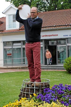 Dirk Junicke zeigt im Mai 2009 unter vollem Körpereinsatz: So könnte die Harlekin-Uhr aussehen.
