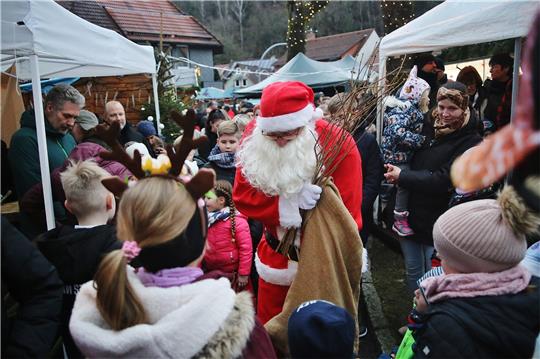 Dirk Körner will auch in diesem Jahr als Weihnachtsmann auf dem Wintermarkt Geschenke an die Kinder verteilen. Archivfoto: Jung