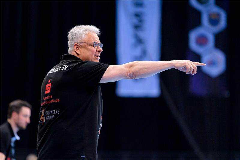 BSV-Coach Leun lobt Team trotz Europapokal-Aus Dirk Leun, Trainer des Buxtehuder SV, gestikuliert an der Seitenlinie.