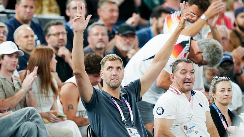 „Geschichte geschrieben“: Basketballer im Halbfinale Dirk Nowitzki bejubelt das Weiterkommen der deutschen Basketballer.