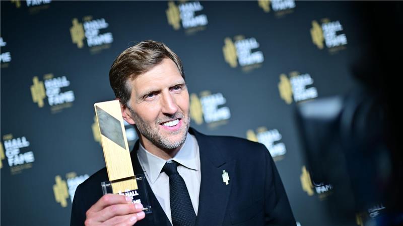 Dirk Nowitzki freute sich über seine nächste Ehrung.