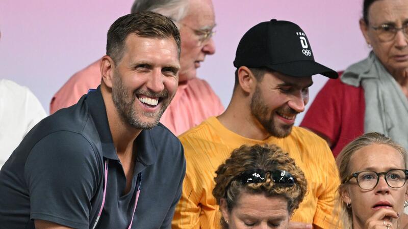 Royale Abfuhr in die Rente: Boll-Team scheidet aus Dirk Nowitzki neben Tischtennisspieler Patrick Franziska auf der Tribüne. Die Basketball-Legende ist schon lang mit Boll befreundet.