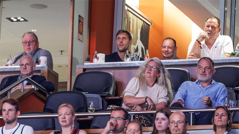 „Ein wenig Gänsehaut“: Nowitzki bejubelt Basketballerinnen Dirk Nowitzki sah die Partie in der Loge.