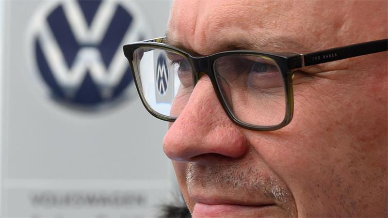 Dirk Panter (SPD), Wirtschaftsminister von Sachsen, steht vor dem Werkstor von Volkswagen in Zwickau. 