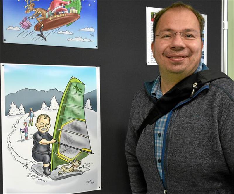 Stand-up-Paddling ist in Goslar auch im Winter ein cooler Sport Dirk Schneevoigt neben seinem Winter-Cartoon.