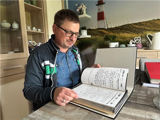 Dirk Ullrich blättert in einem der sieben Aktenordner, die voller Kopien der Hohegeißer Familienbücher aus den Jahren 1644 bis 1875 sind. Fotos: Eggers