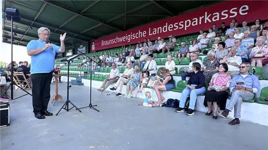 Dirk Westphal gestaltet zusammen mit dem Posaunenchor Vienenburg den traditionellen Rennbahngottesdienst auf der Tribüne.