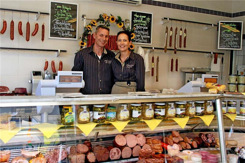 Dirk und Gabie Assmann sind die dritte Generation, die das traditionsreiche Unternehmen führt. Nach 14 Jahren als Geschäftsführer wollen sie sich nun ganz auf ihren Partyservice konzentrieren. Mit dem Hänger (li.) fing alles an. Fotos: Epping