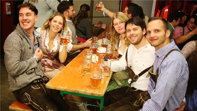 Dirndl und Lederhosen gehören auch in Altenau zum Oktoberfest wie das Bier.