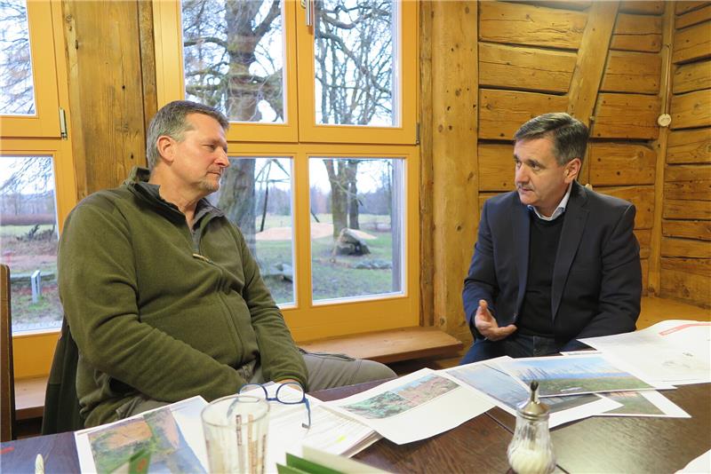 Brockenbrand: „Diese Bilder bekommen wir nie wieder weg“ Diskussion: Roland Pietsch (links) und Thomas Balcerowski nach dem Gespräch im Natur-Erlebniszentrum Hohnehof bei Drei Annen Hohne. Foto: Jann-Luca Künßberg/HK