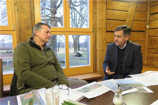 Diskussion: Roland Pietsch (links) und Thomas Balcerowski nach dem Gespräch im Natur-Erlebniszentrum Hohnehof bei Drei Annen Hohne. Foto: Jann-Luca Künßberg/HK