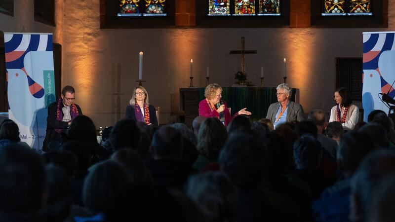 Ruf und Realität - Diskussion über Ost-West-Unterschiede Diskussionsrunde in Erfurt mit Katrin Göring-Eckardt (r-l), Peter Frey, Moderatorin Gerlinde Sommer, Geschichtsdidaktikerin Kathrin Klausmeier und Franz-Josef Schlichting.