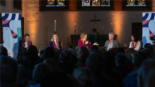 Diskussionsrunde in Erfurt mit Katrin Göring-Eckardt (r-l), Peter Frey, Moderatorin Gerlinde Sommer, Geschichtsdidaktikerin Kathrin Klausmeier und Franz-Josef Schlichting.