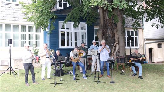Dixieland in einer besonderen Formation: Die Band „Klessen Old Stars“. Mit dabei sind Mitglieder der Gruppe „The Emperor Town Hot Seven“, verstärkt durch einen „Flamingo“ und Freunde aus Berlin. Zusammen spielen sie auf dem Weule-Gelände in Oker.