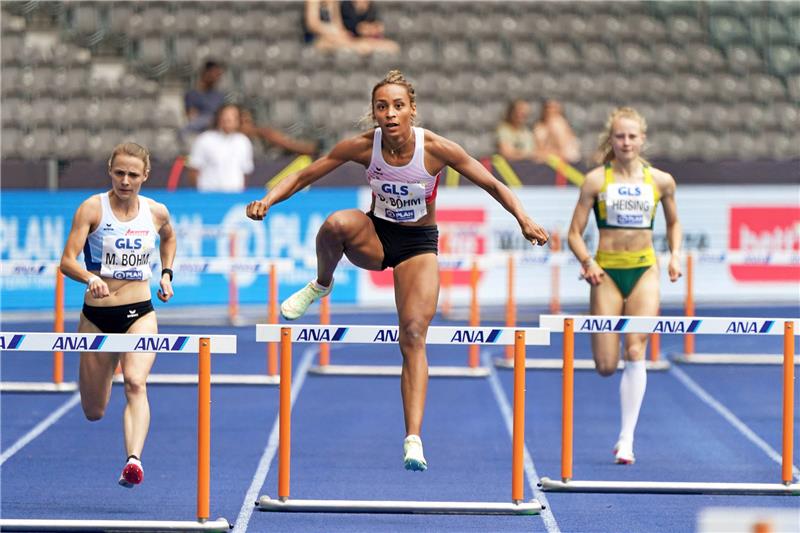 Djamila Böhme (Mitte) gewann mehrfach Medaillen bei Deutschen Meisterschaften über 400 Meter Hürden. Foto: Von der Laage/dpa/pa