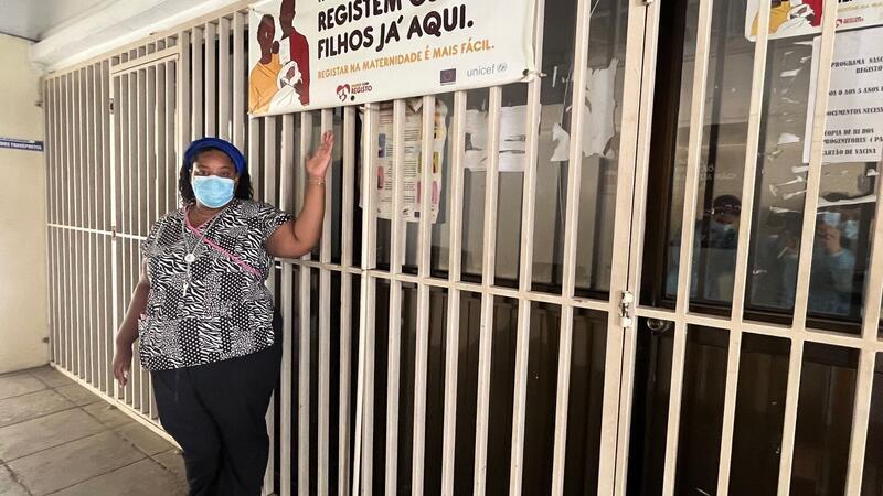 Millionen Afrikaner ohne Geburtsurkunde und legale Identität Djanina Baptista, leitende Gynäkologin des Cajueiro Krankenhauses, steht vor den verschlossenen Türen des Büros für Geburtenregistrierung. Neugeborene können nur zu bestimmten Zeiten registriert werden. Wer zu anderen Zeiten sein Kind entbindet, muss an einem anderen Tag wiederkommen.