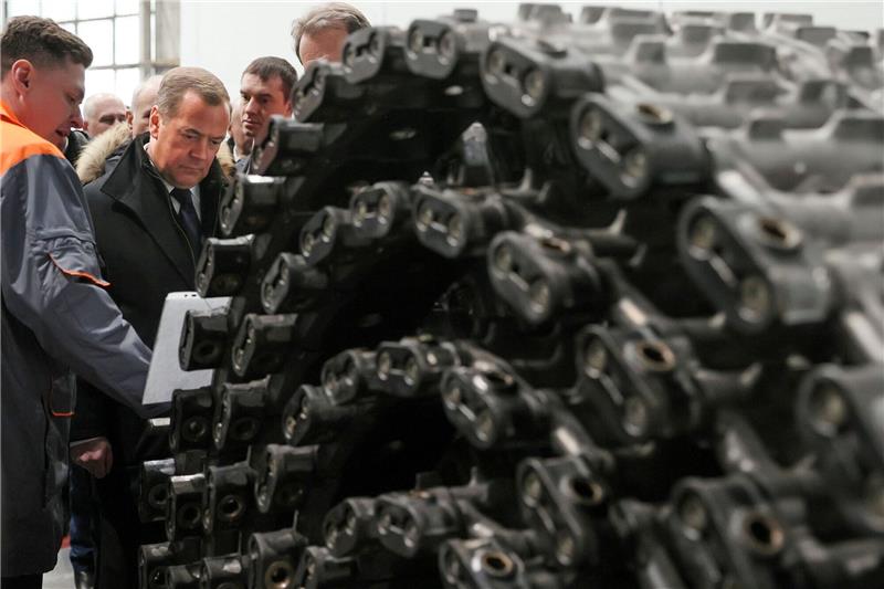 Dmitri Medwedew (2.v.l) im Omsker Transportmaschinenwerk.