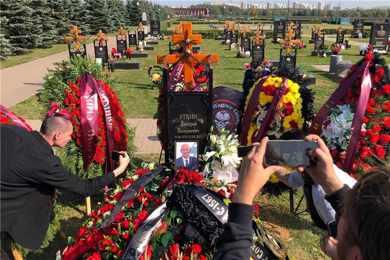 Wagner-Kommandeur Utkin mit militärischen Ehren beerdigt Dmitri Utkin wurde auf dem Föderalen Militärfriedhof bei Moskau beigesetzt.