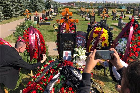 Dmitri Utkin wurde auf dem Föderalen Militärfriedhof bei Moskau beigesetzt.