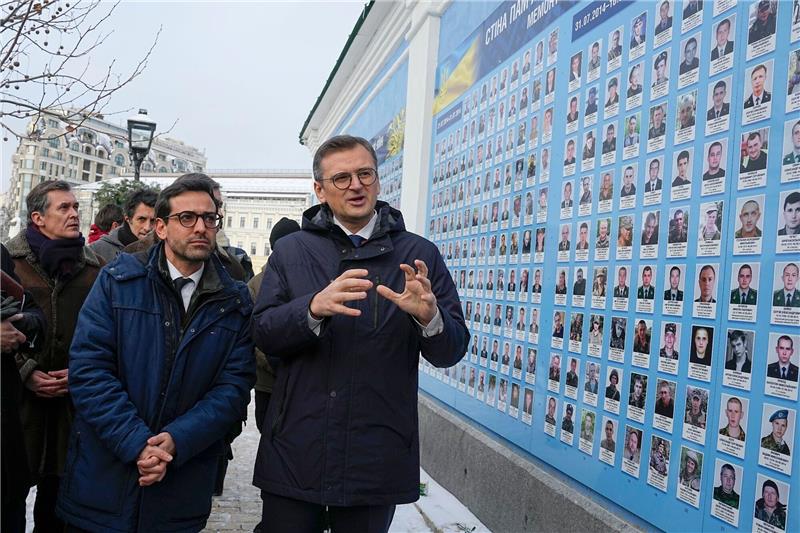 Frankreichs Außenminister: Ukraine ist und bleibt Priorität Dmytro Kuleba (r) und Stéphane Séjourné besuchen in Kiew die Gedenkmauer der gefallenen Soldaten der Ukraine.