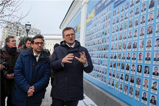 Dmytro Kuleba (r) und Stéphane Séjourné besuchen in Kiew die Gedenkmauer der gefallenen Soldaten der Ukraine.
