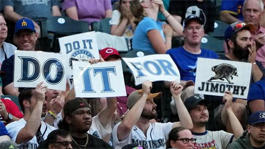 „Do it for Jimothy“: Selbst bei einem Baseballspiel der Seattle Mariners wurde der knubbelige Waschbär gefeiert.