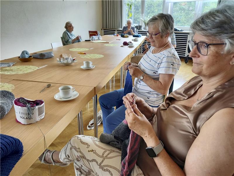 „Do it yourself – Stricken, Häkeln, Nähen“: Aus diesem Angebot gehen unter anderem Schühchen für das Projekt „Hallo Baby“ hervor.  Foto: Privat