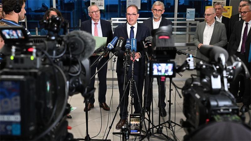 Dobrindt nennt Drohnen-Vorfall „hybrides Anschlagsszenario“ Dobrindt unterbrach seinen Urlaub für eine Lagebesprechung vor Ort mit Vertretern von Sicherheitsbehörden.