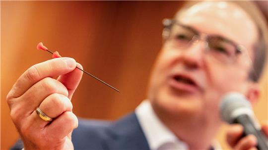 Dobrindt warnt vor der Gefahr der Waffe. 