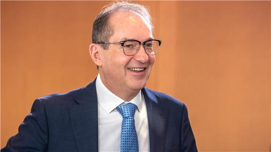 Dobrindt will den Verfassungsschutz ausbauen - auch über den reinen Nachrichtendienst hinaus. (Archivbild)